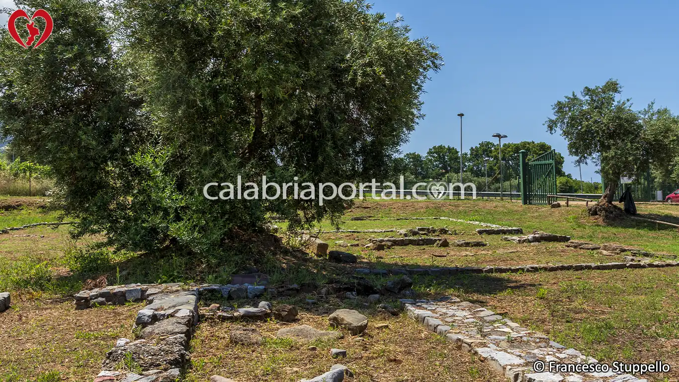 Scorcio de "La Casa con la Rampa" presso il Parco Archeologico di Laos a Santa Maria del Cedro