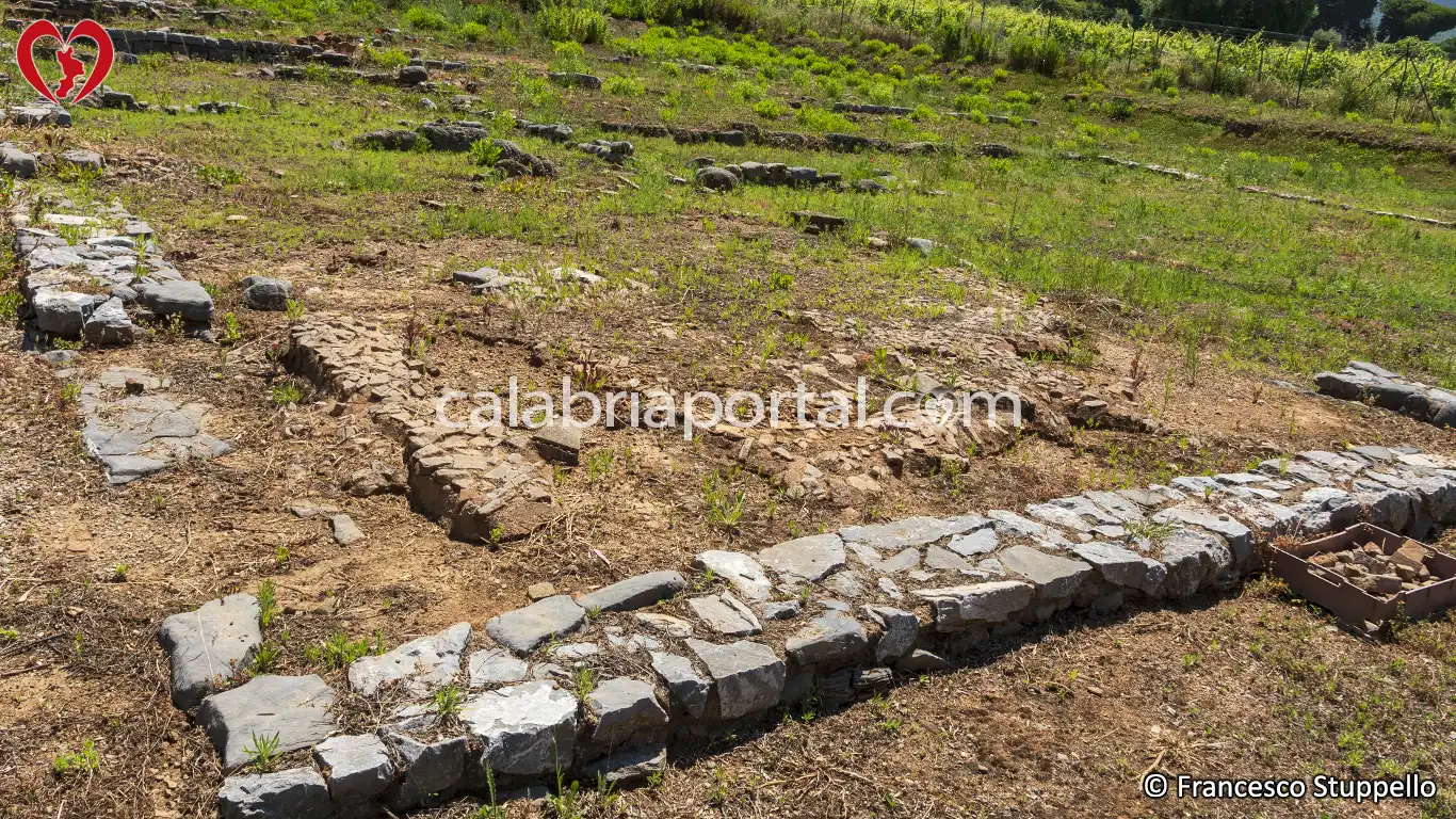 Scorcio de "La Casa con la Rampa" presso il Parco Archeologico di Laos a Santa Maria del Cedro