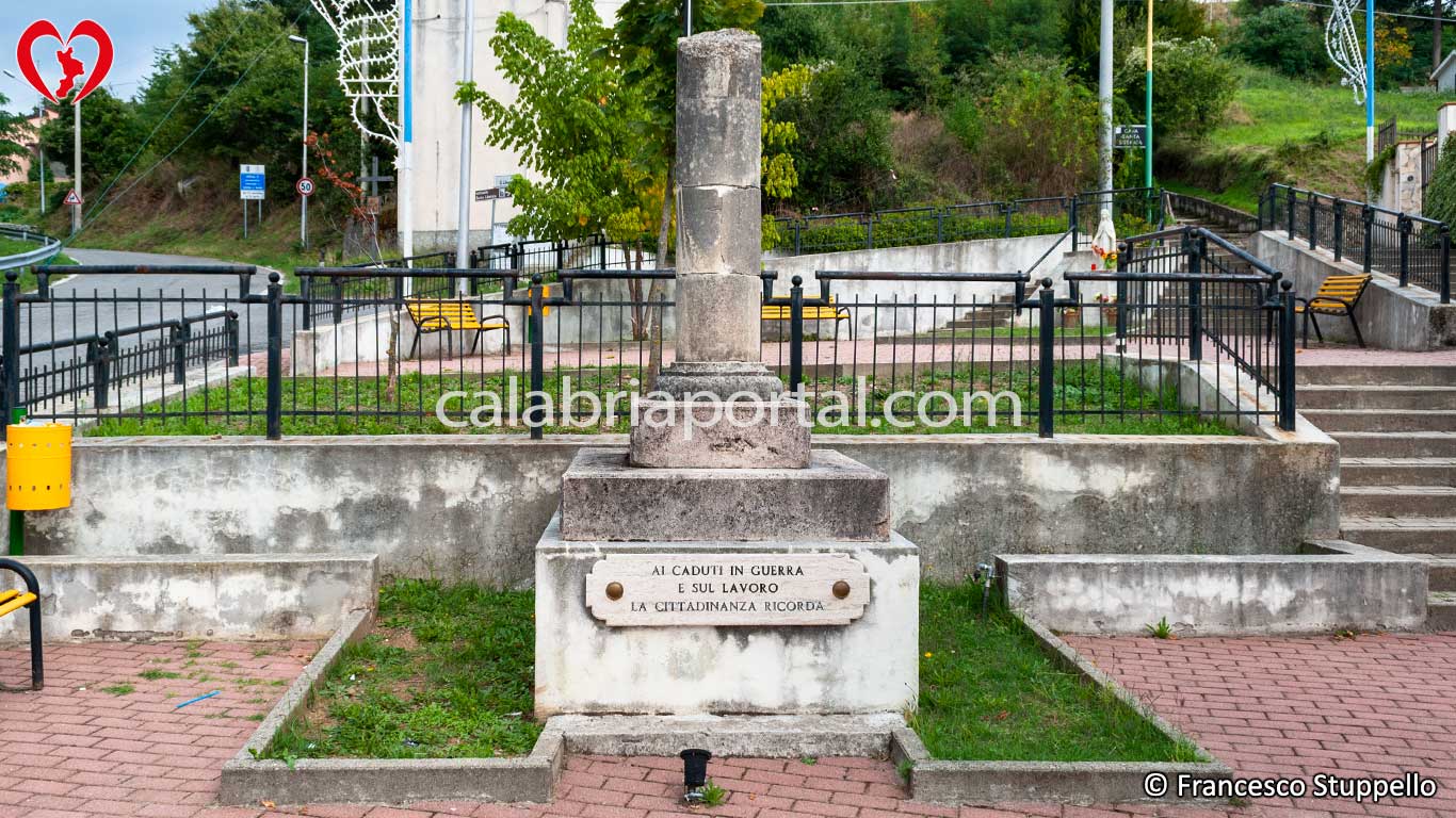 Monumento Caduti per la Patria e per il Lavoro a Santo Stefano di Rogliano Monumento Caduti per la Patria e per il Lavoro a Santo Stefano di Rogliano