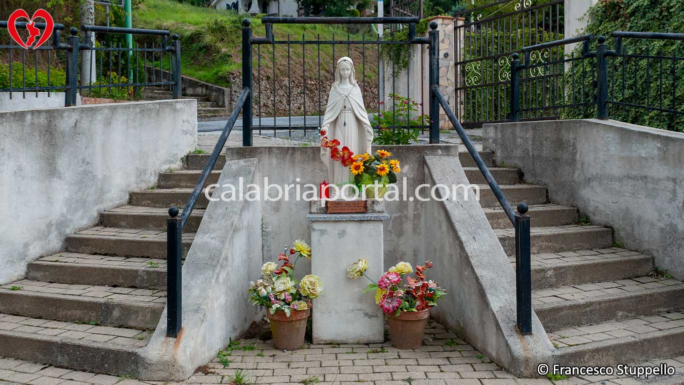 Monumento a Santa Maria a Santo Stefano di Rogliano (C) Monumento a Santa Maria a Santo Stefano di Rogliano (C)