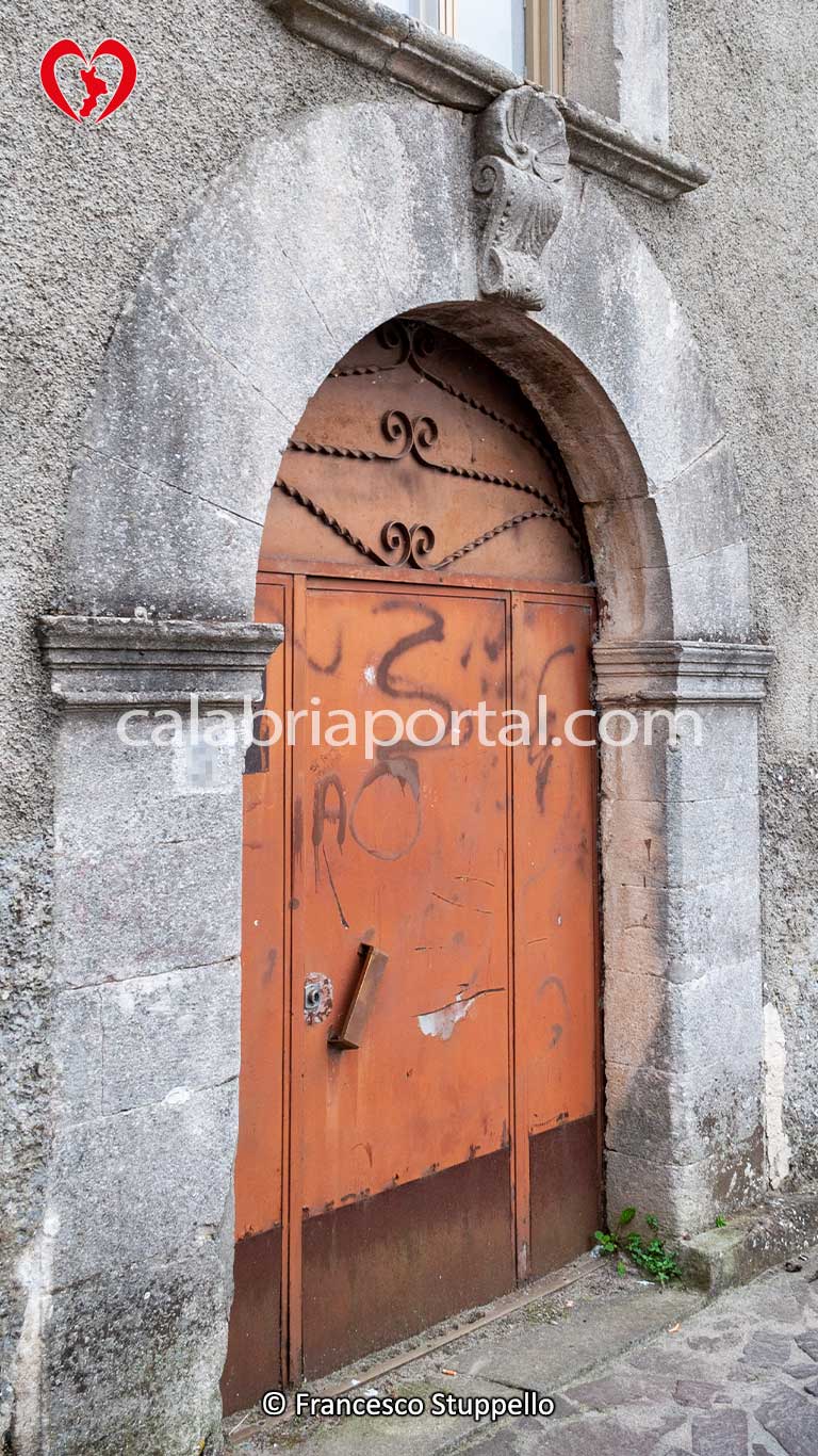 Portale Litico di Santo Stefano di Rogliano (CS) Portale Litico di Santo Stefano di Rogliano (CS)