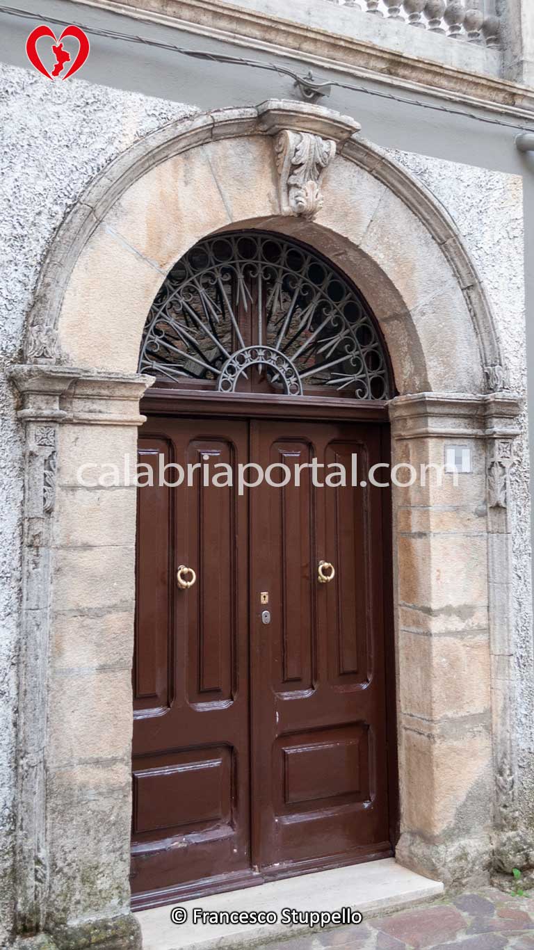 Portale Litico di Santo Stefano di Rogliano (CS) Portale Litico di Santo Stefano di Rogliano (CS)