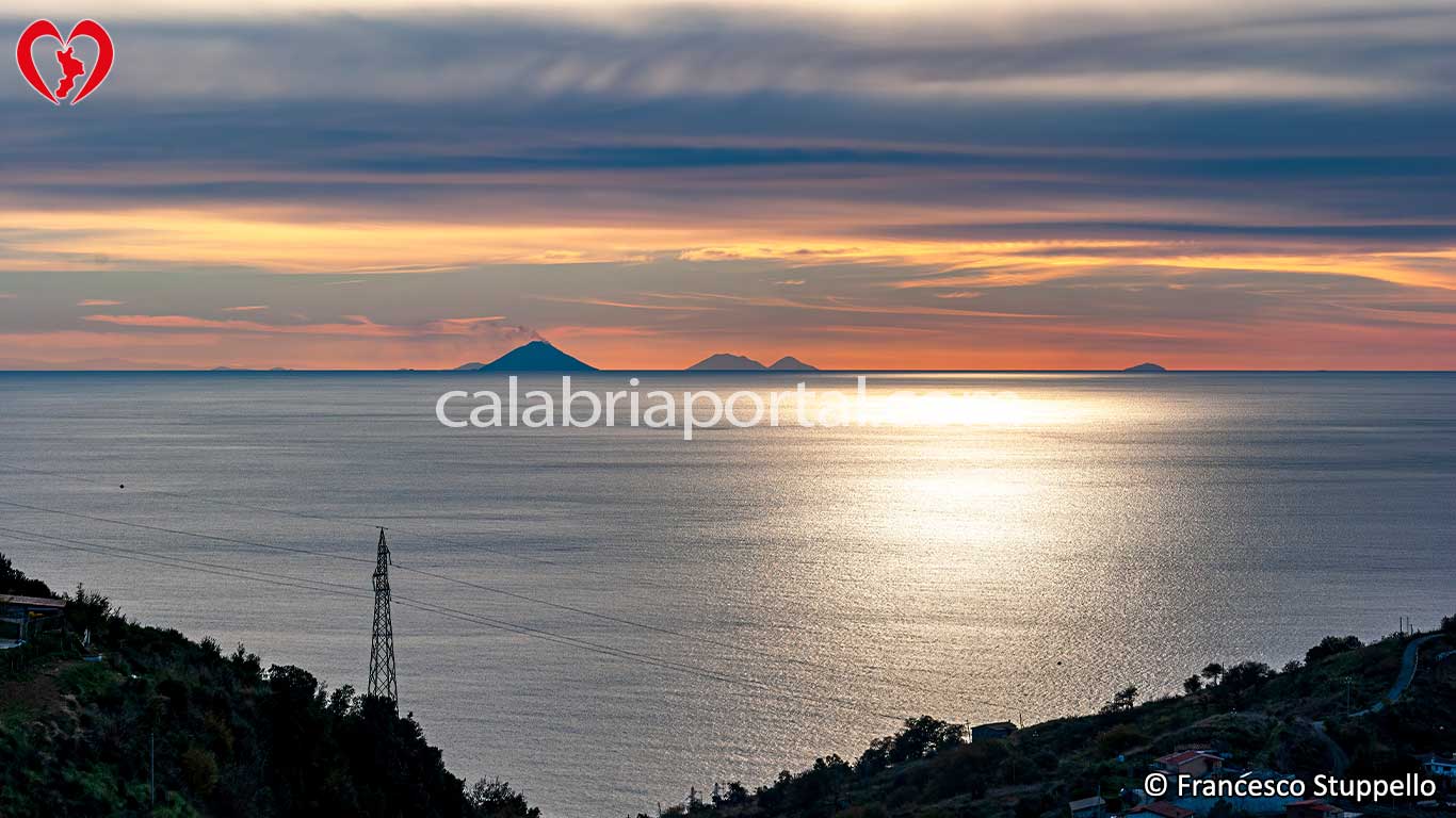 Panorama delle Eolie da Santo Iorio di Acquappesa (CS) Panorama delle Eolie da Santo Iorio di Acquappesa (CS)