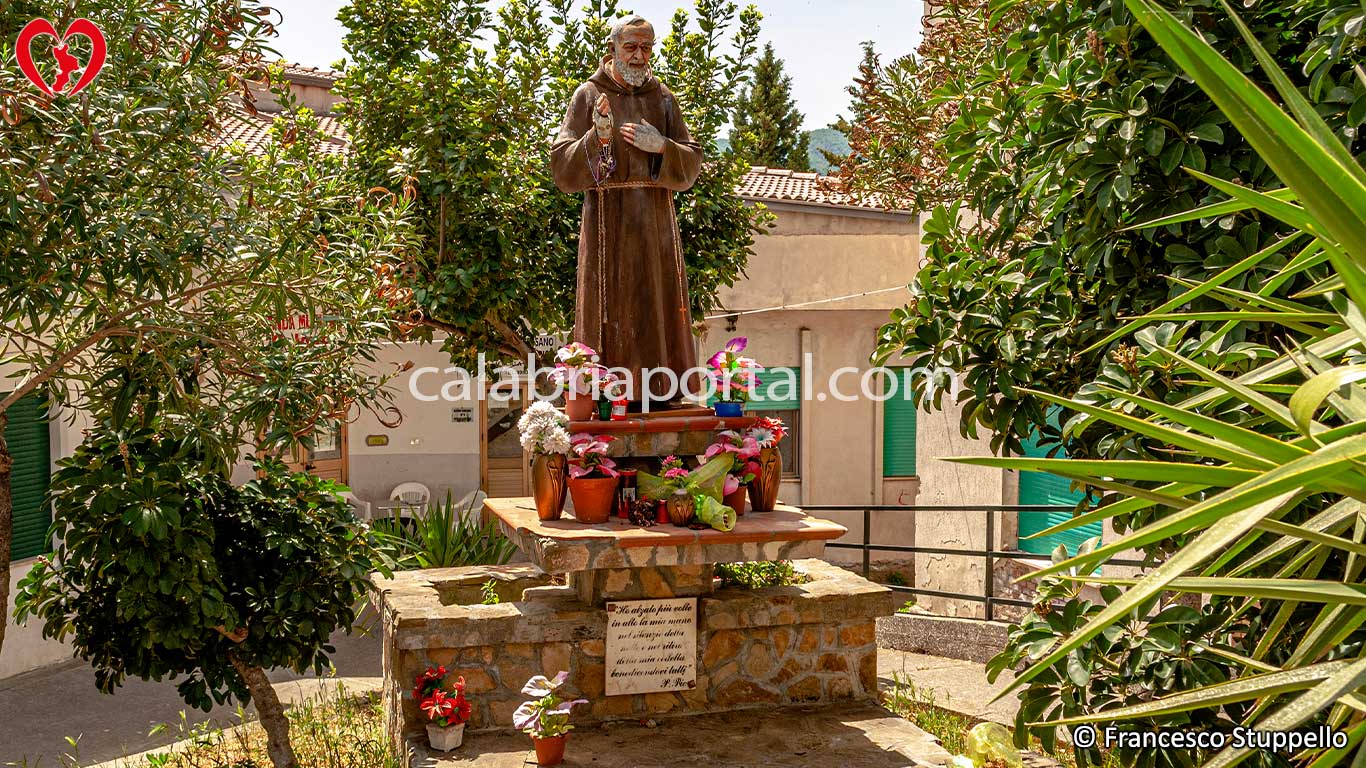Statua di San Pio da Pietrelcina a Scala Coeli (CS)
