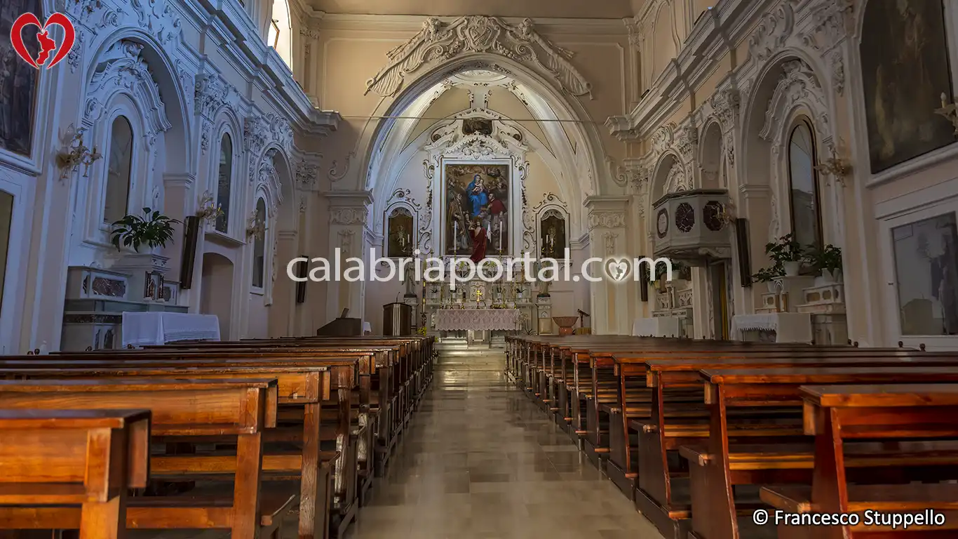 Navata della Chiesa di San Nicola in Plateis a Scalea (CS) Navata della Chiesa di San Nicola in Plateis a Scalea (CS)
