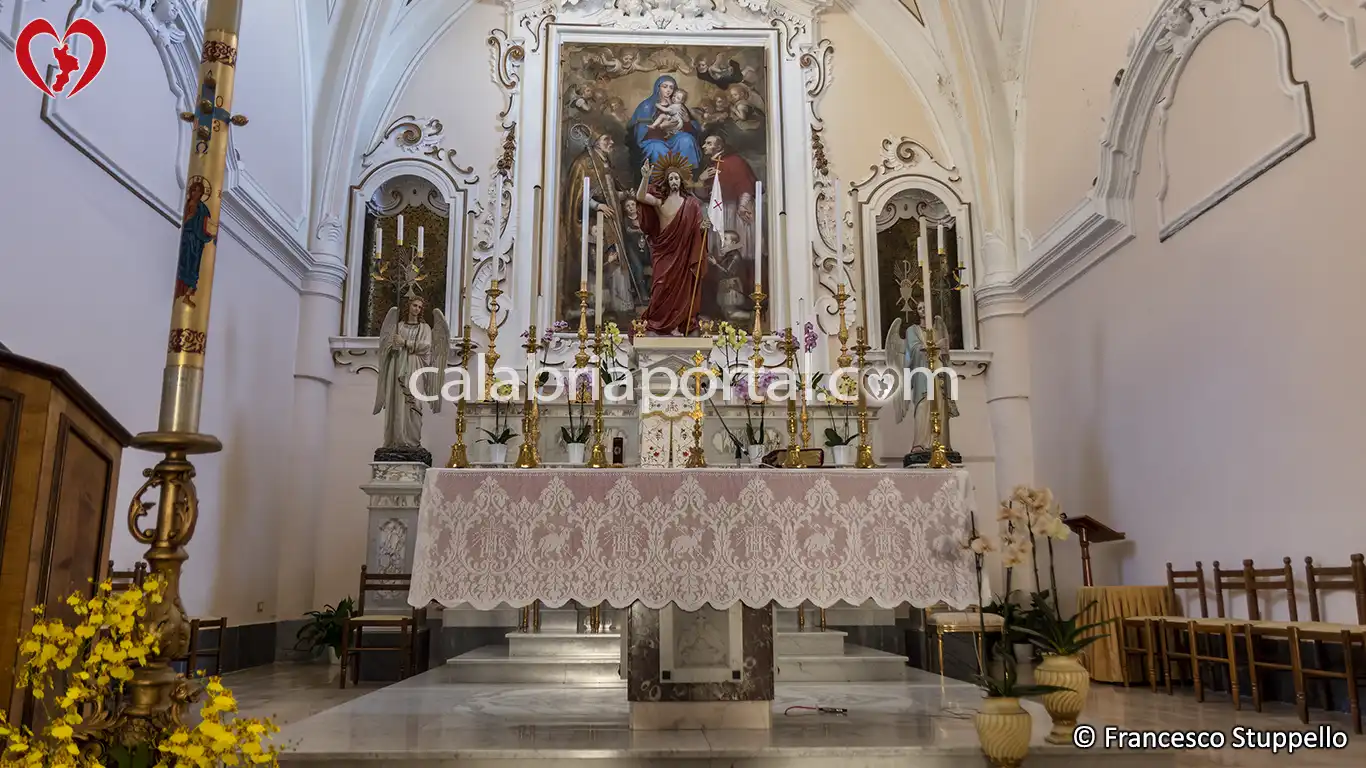 Altare Maggiore della Chiesa di San Nicola in Plateis a Scalea (CS) Altare Maggiore della Chiesa di San Nicola in Plateis a Scalea (CS)
