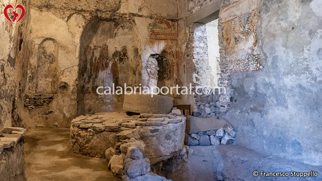 Navata della Chiesa dello Spedale a Scalea (CS) Navata della Chiesa dello Spedale a Scalea (CS)