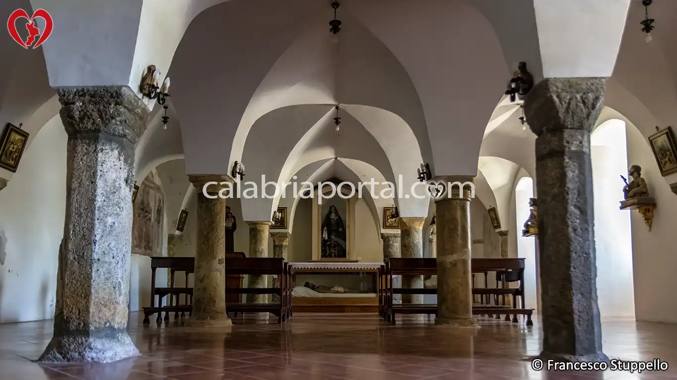 Cripta della Chiesa di San Nicola di Platea a Scalea (CS) Cripta della Chiesa di San Nicola di Platea a Scalea (CS)