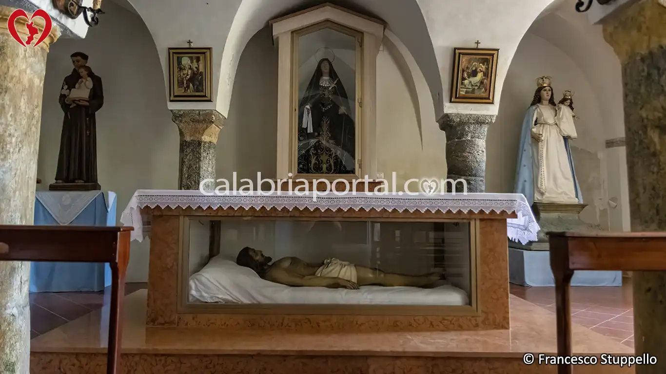 Altare della Cripta della Chiesa di San Nicola di Platea a Scalea (CS) Altare della Cripta della Chiesa di San Nicola di Platea a Scalea (CS)