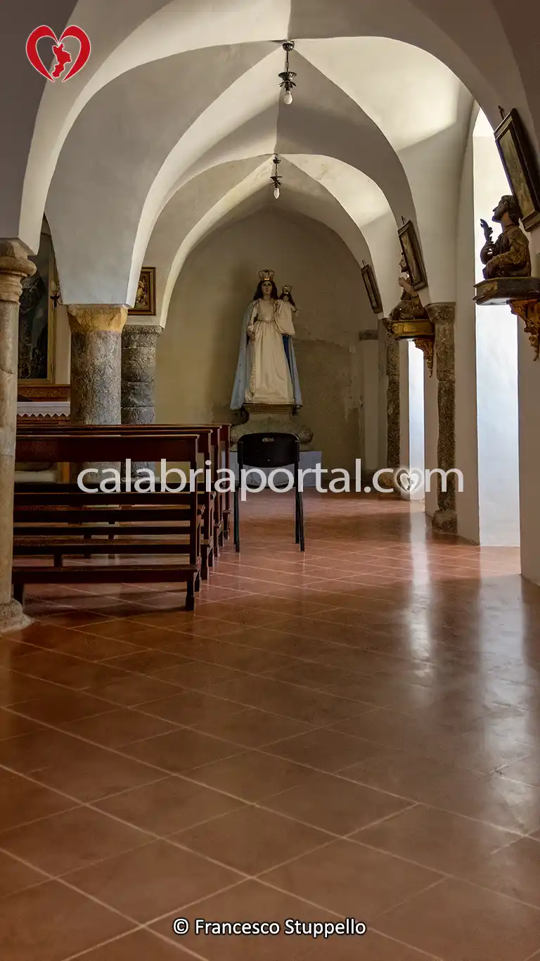 Navata Destra della Cripta della Chiesa di San Nicola di Platea a Scalea (CS) Navata Destra della Cripta della Chiesa di San Nicola di Platea a Scalea (CS)