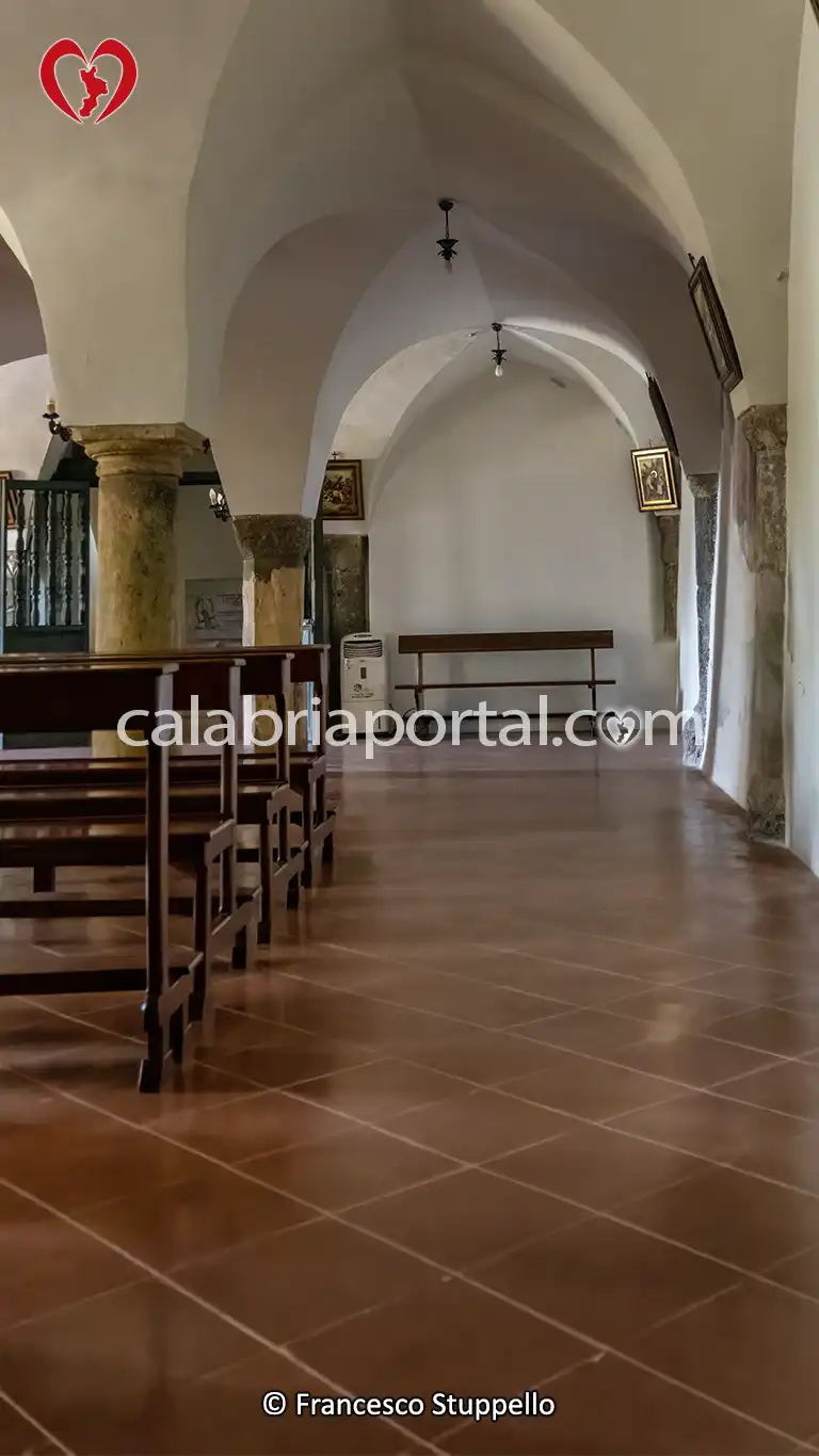 Navata Sinistra della Cripta della Chiesa di San Nicola di Platea a Scalea (CS) Navata Sinistra della Cripta della Chiesa di San Nicola di Platea a Scalea (CS)