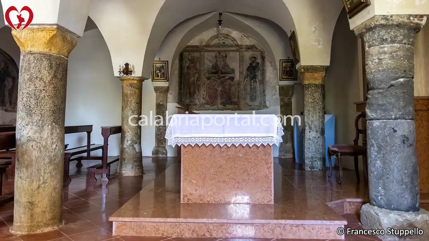 Altare della Cripta Romanica della Chiesa di San Nicola di Platea a Scalea (CS) Altare della Cripta Romanica della Chiesa di San Nicola di Platea a Scalea (CS)