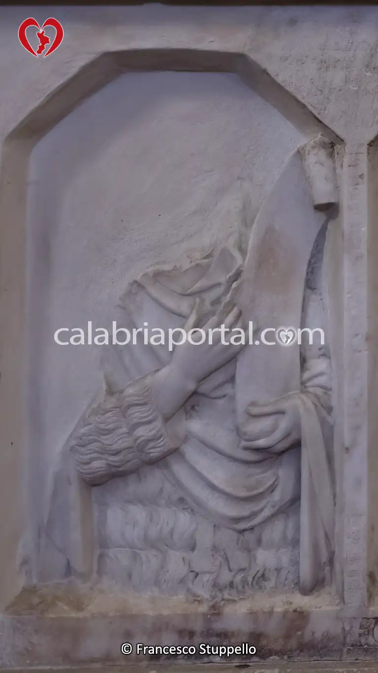 Bassorilievo del Mausoleo di Ademaro Romano a Scalea (CS)