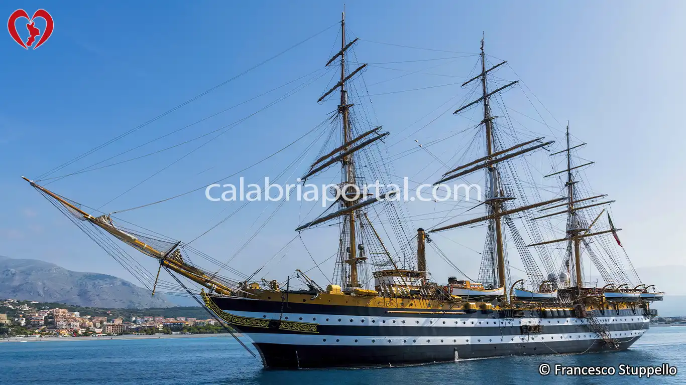 Nave Amerigo Vespucci a Scalea - Calabria Nave Amerigo Vespucci a Scalea - Calabria