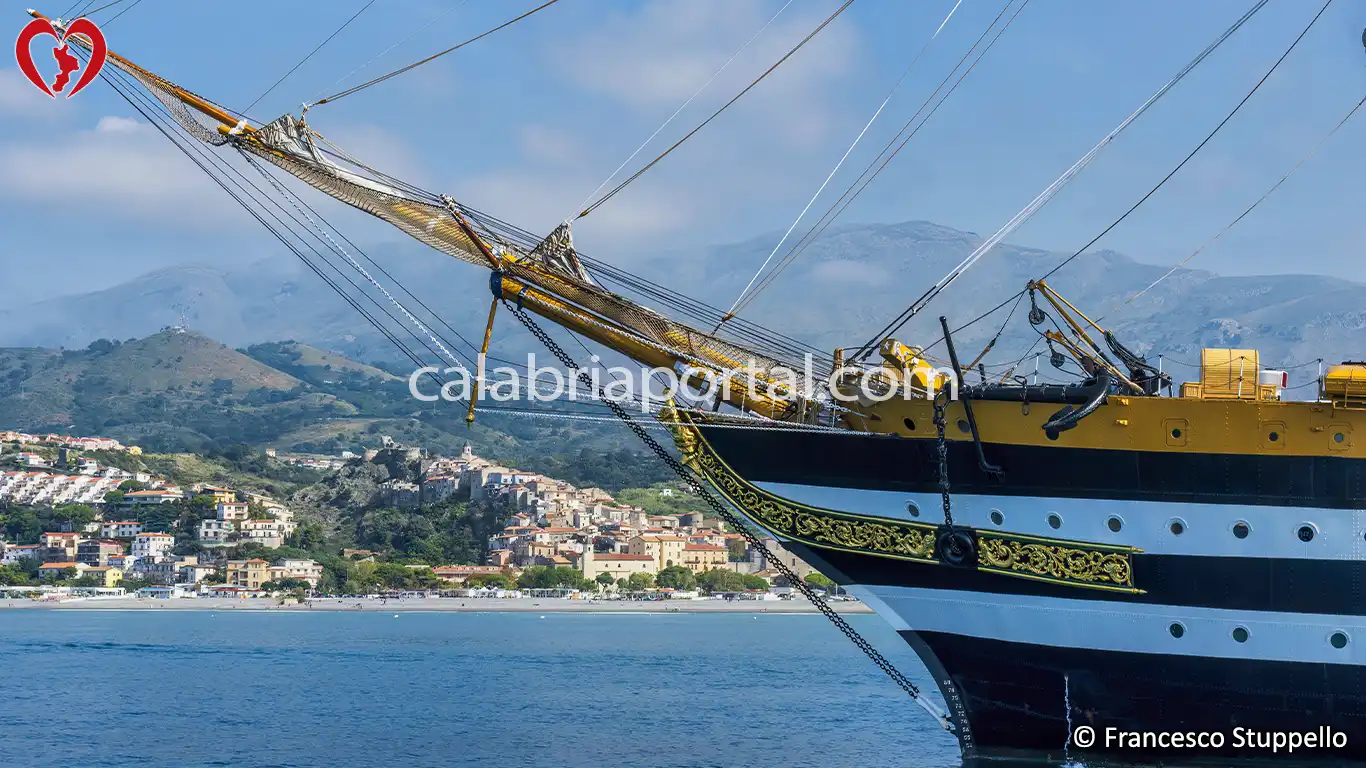 Nave Amerigo Vespucci a Scalea - Calabria Nave Amerigo Vespucci a Scalea - Calabria