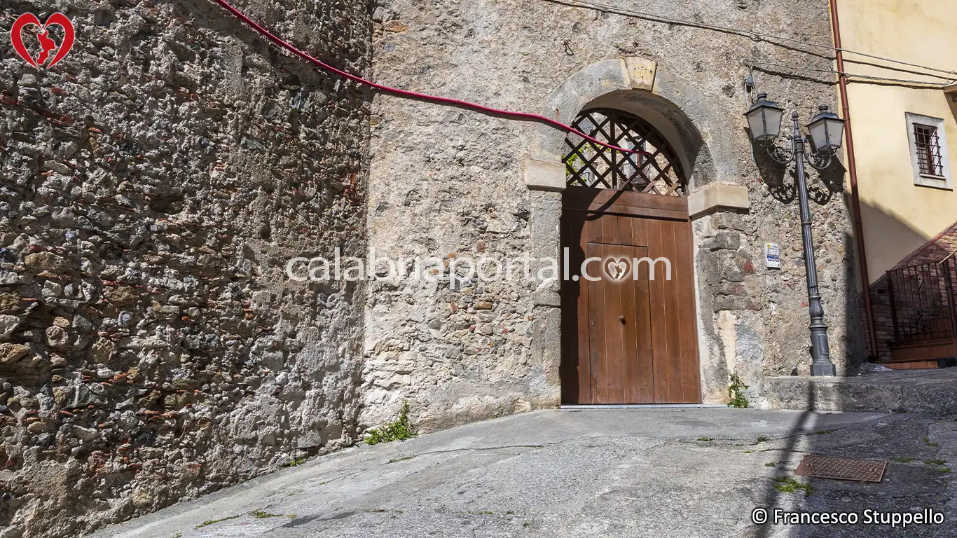 Portale d'Ingresso di Palazzo dei Principi Spinelli a Scalea (CS) Portale d'Ingresso di Palazzo dei Principi Spinelli a Scalea (CS)