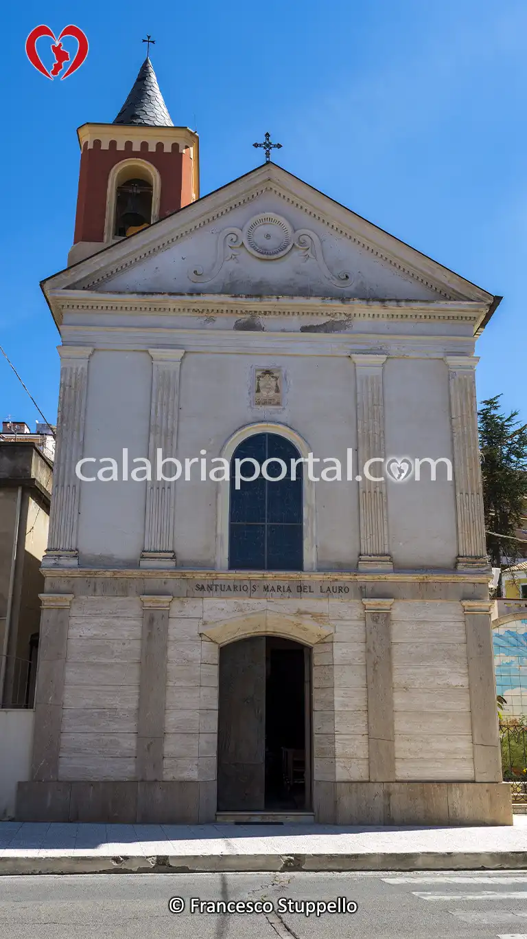 Facciata del Santuario di Santa Maria del Lauro a Scalea (CS) Facciata del Santuario di Santa Maria del Lauro a Scalea (CS)