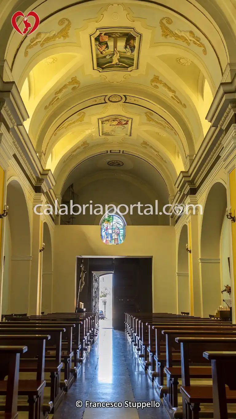Navata del Santuario di Santa Maria del Lauro a Scalea (CS) Navata del Santuario di Santa Maria del Lauro a Scalea (CS)