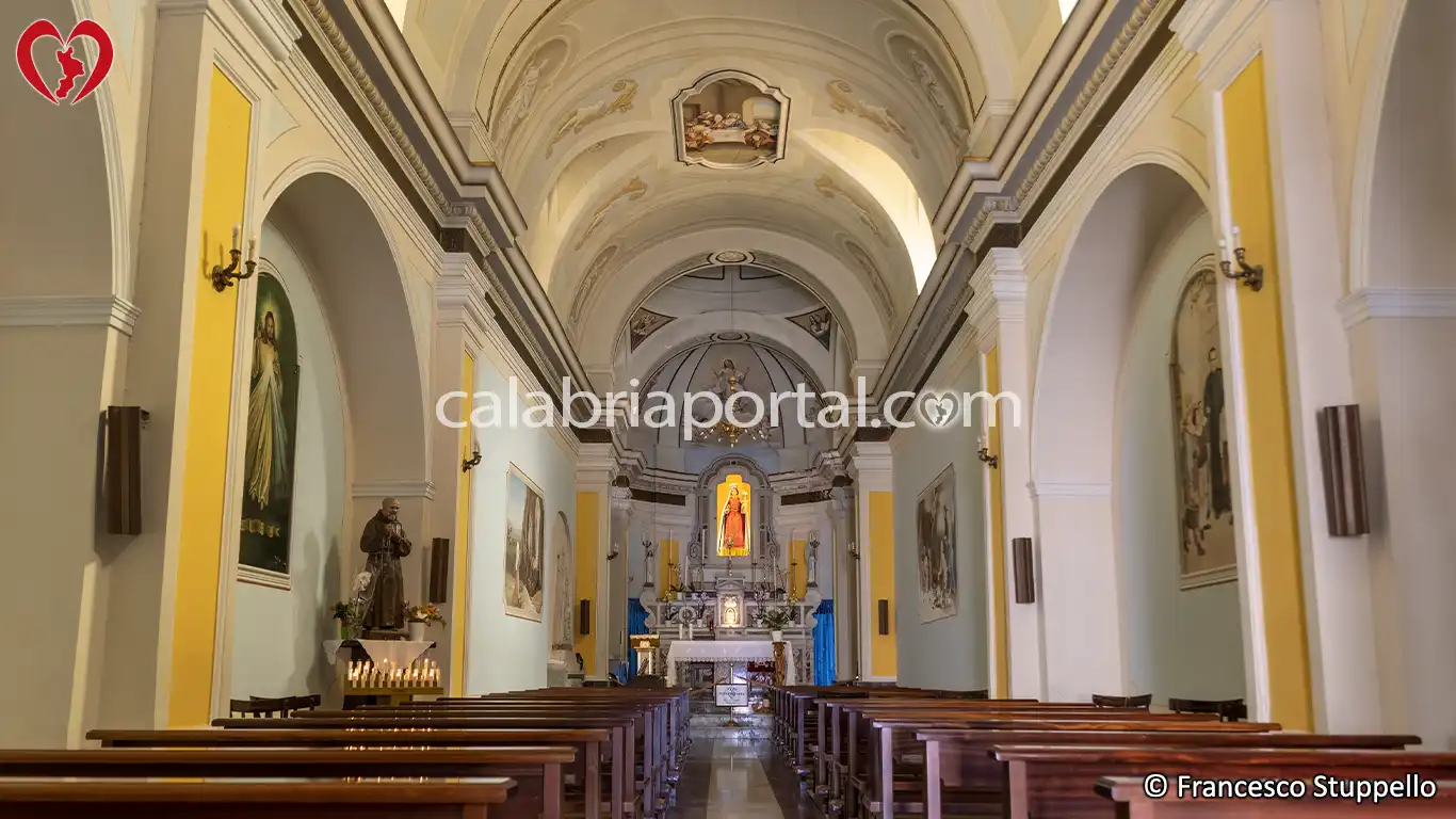 Navata del Santuario della Madonna del Lauro a Scalea - Calabria Navata del Santuario della Madonna del Lauro a Scalea - Calabria