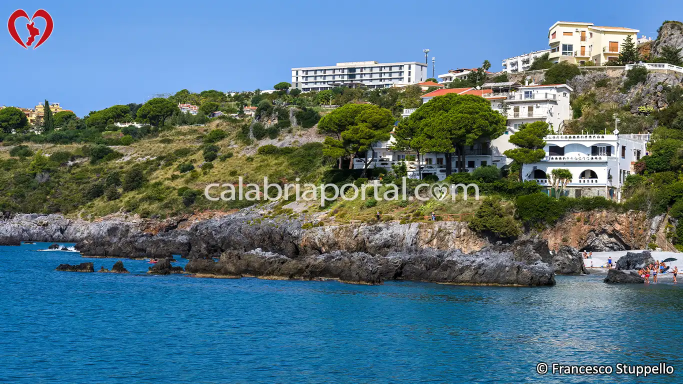 Spiaggia e Scogli dell'Ainella a Scalea (CS) Spiaggia e Scogli dell'Ainella a Scalea (CS)