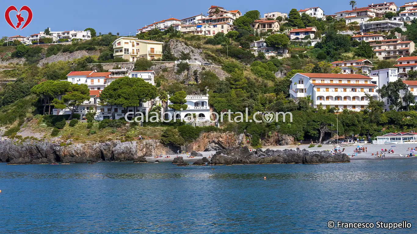 Spiaggia e Scogli dell'Ainella a Scalea (CS) Spiaggia e Scogli dell'Ainella a Scalea (CS)