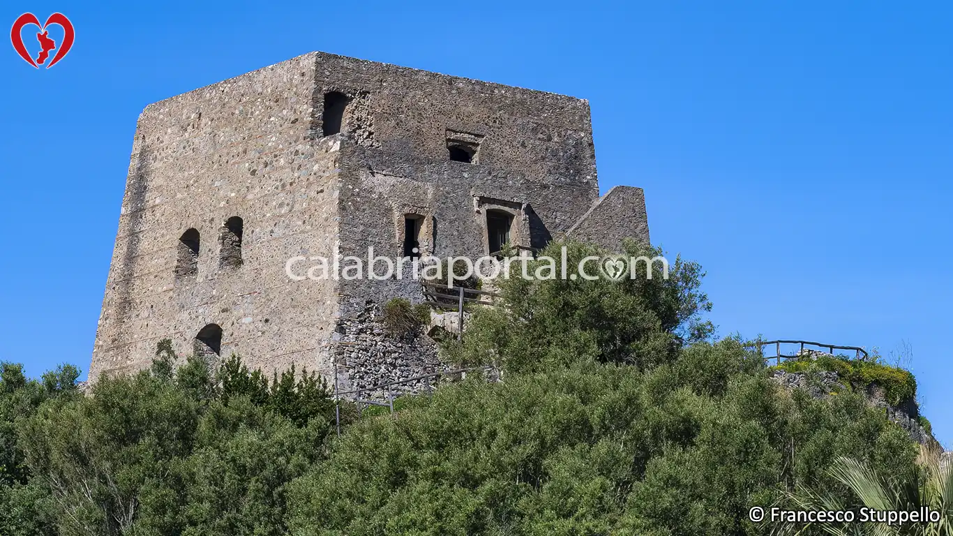 Scorcio Sudest di Torre Talao a Scalea (CS) Scorcio Sudest di Torre Talao a Scalea (CS)