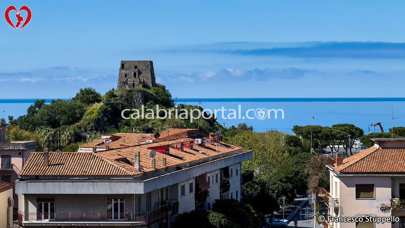 Scorcio di Torre Talao dal Centro Storico di Scalea (CS) Scorcio di Torre Talao dal Centro Storico di Scalea (CS)