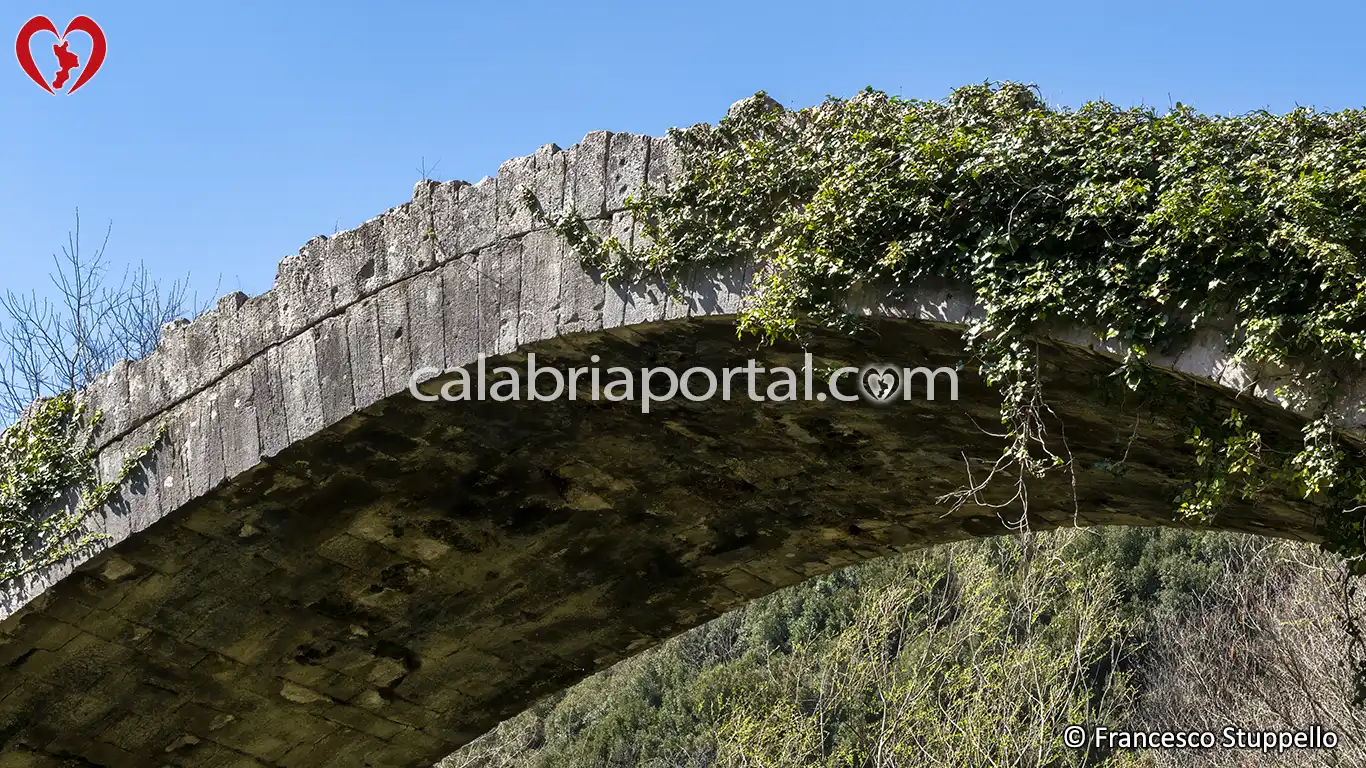 Arcata in Blocchi di Tufo del Ponte di Annibale