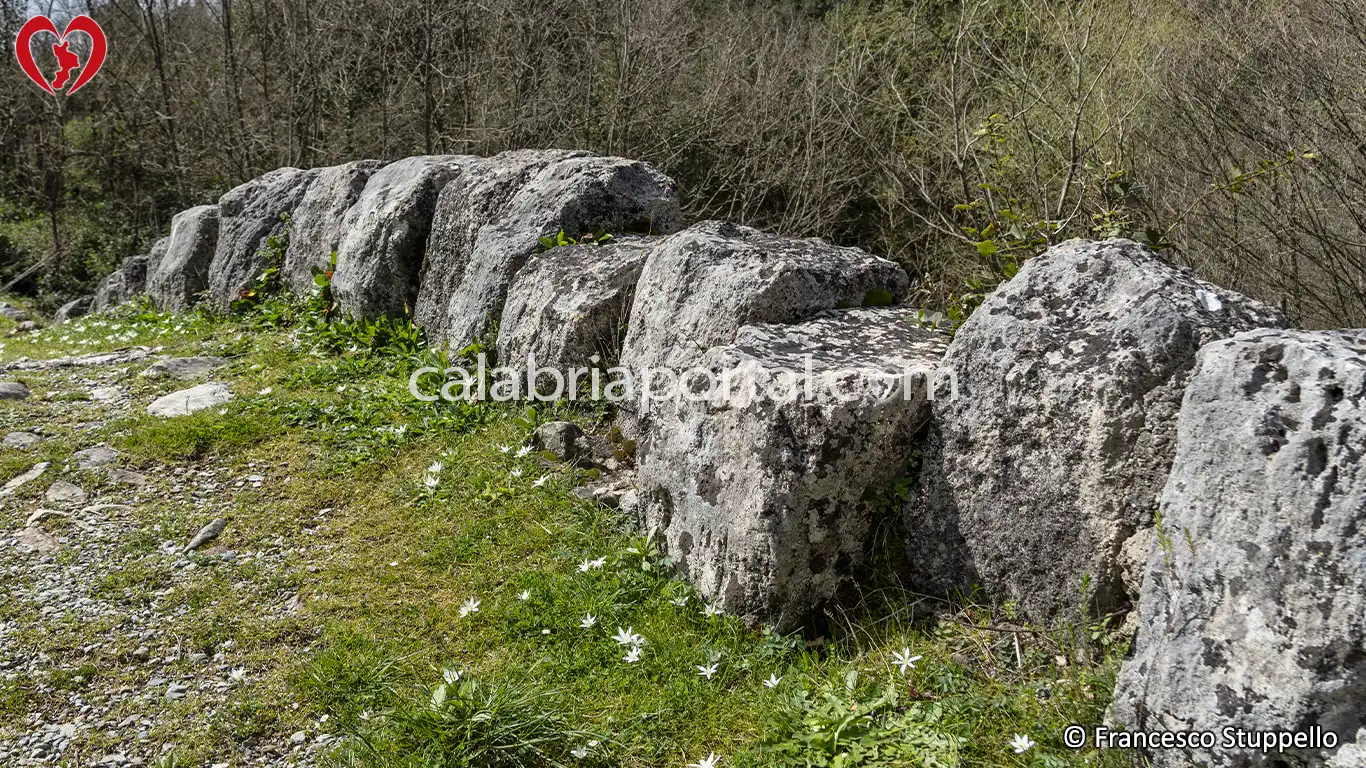 Resti del Parapetto sulla Sommità del Ponte di Annibale