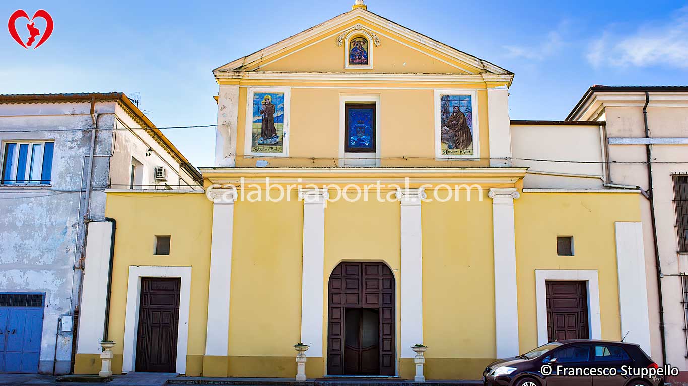 Chiesa della Madonna del Carmine a Spezzano Albanese (CS) Chiesa della Madonna del Carmine a Spezzano Albanese (CS)