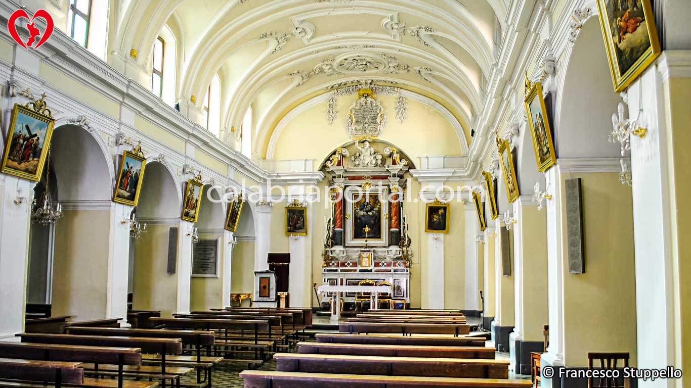 Navata della Chiesa della Madonna del Carmine a Spezzano Albanese (CS) Navata della Chiesa della Madonna del Carmine a Spezzano Albanese (CS)