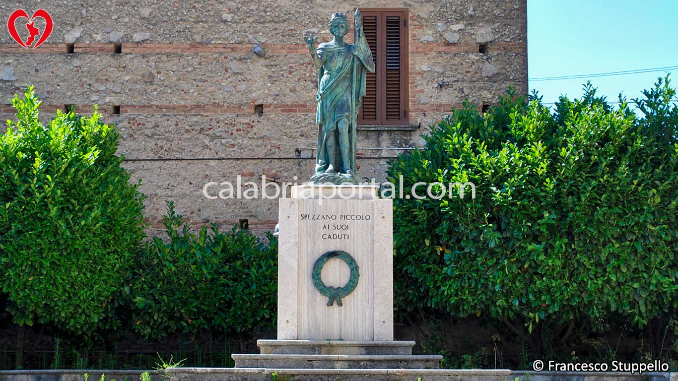 Monumento ai Caduti per la Patria di Spezzano Piccolo (CS) Monumento ai Caduti per la Patria di Spezzano Piccolo (CS)