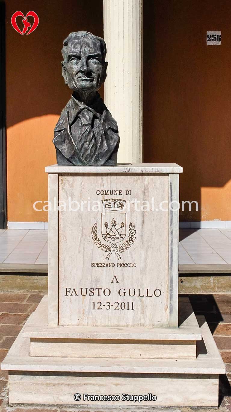 Monumento a Fausto Gullo a Spezzano Piccolo (CS) Monumento a Fausto Gullo a Spezzano Piccolo (CS)
