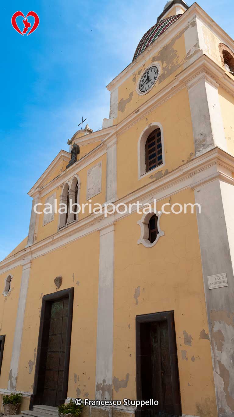 Chiesa di San Pietro in Vicoli a Terravecchia: la facciata principale