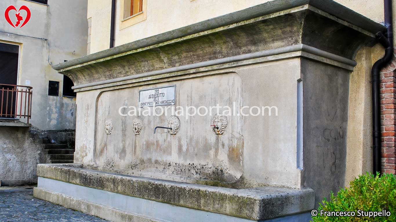 Fontana "Acquedotto delle Sorgive Spaccafondo Varcovecchio