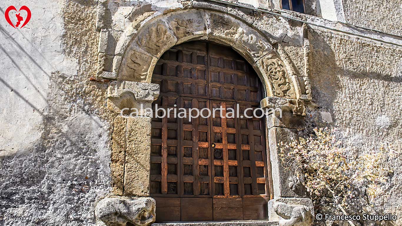 Portale Zoomorfo della Chiesa delle Anime del Purgatorio a Tortora (CS) Portale Zoomorfo della Chiesa delle Anime del Purgatorio a Tortora (CS)