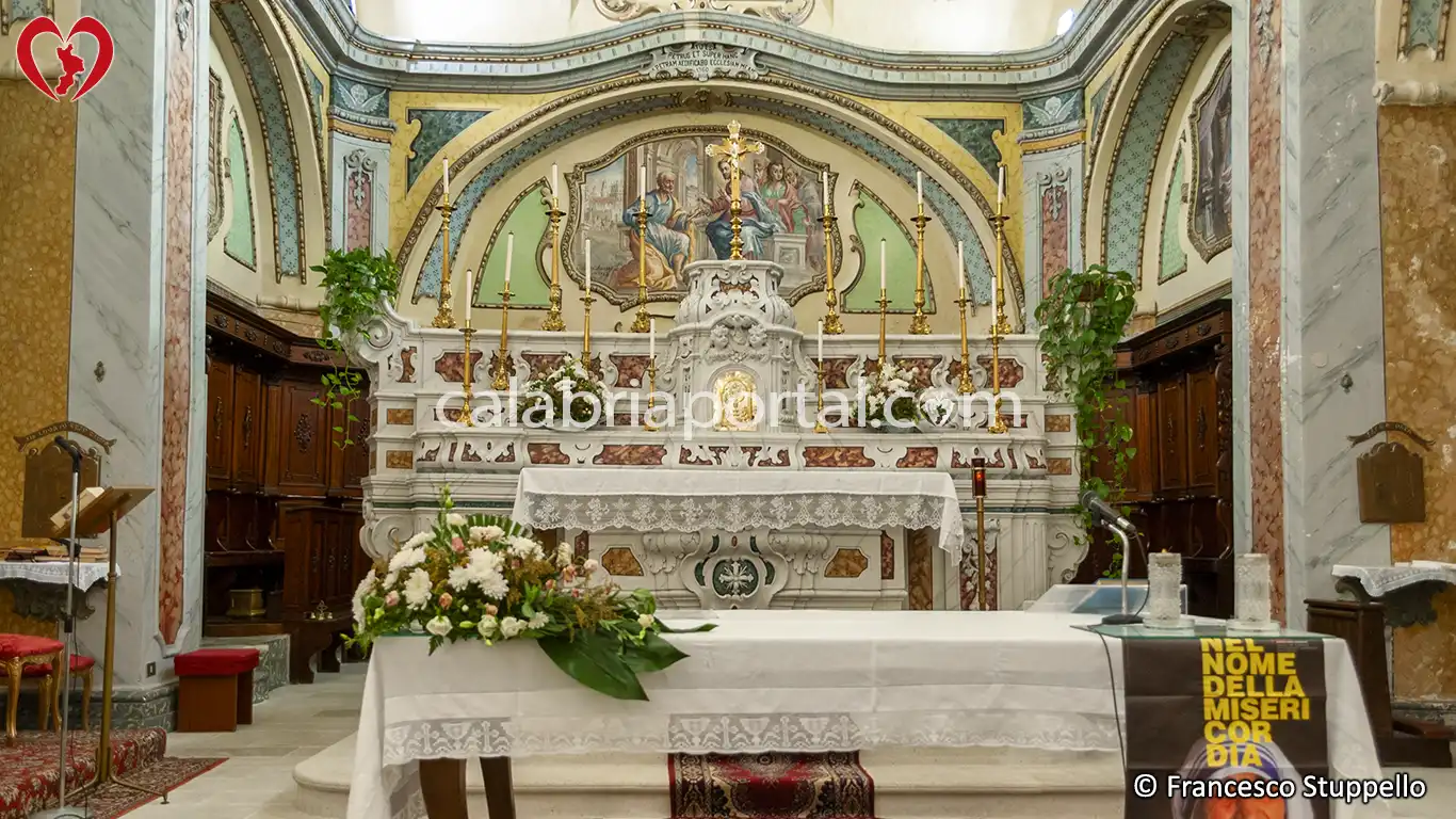 Altare Maggiore della Chiesa di San Pietro Apostolo a Tortora Altare Maggiore della Chiesa di San Pietro Apostolo a Tortora