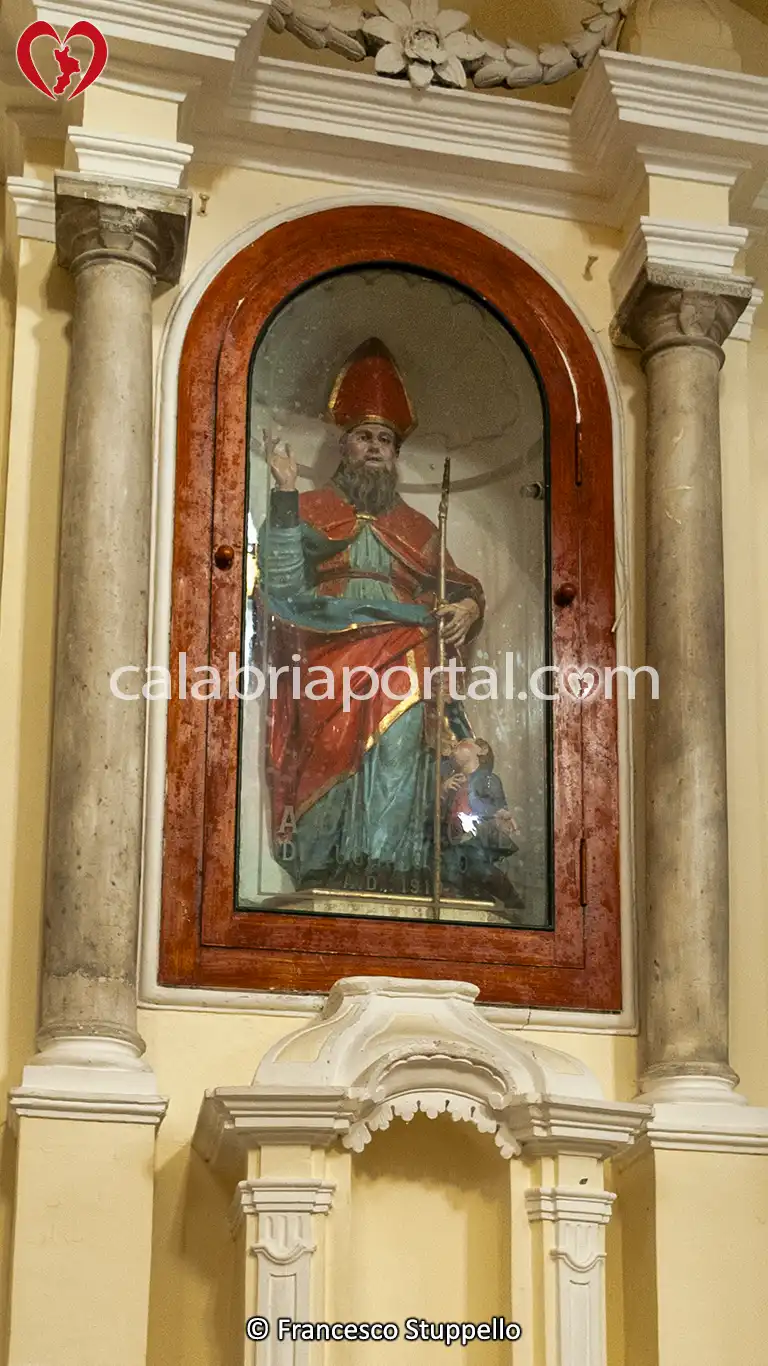 Statua di San Nicola di Bari della Chiesa di San Pietro Apostolo a Tortora Statua di San Nicola di Bari della Chiesa di San Pietro Apostolo a Tortora