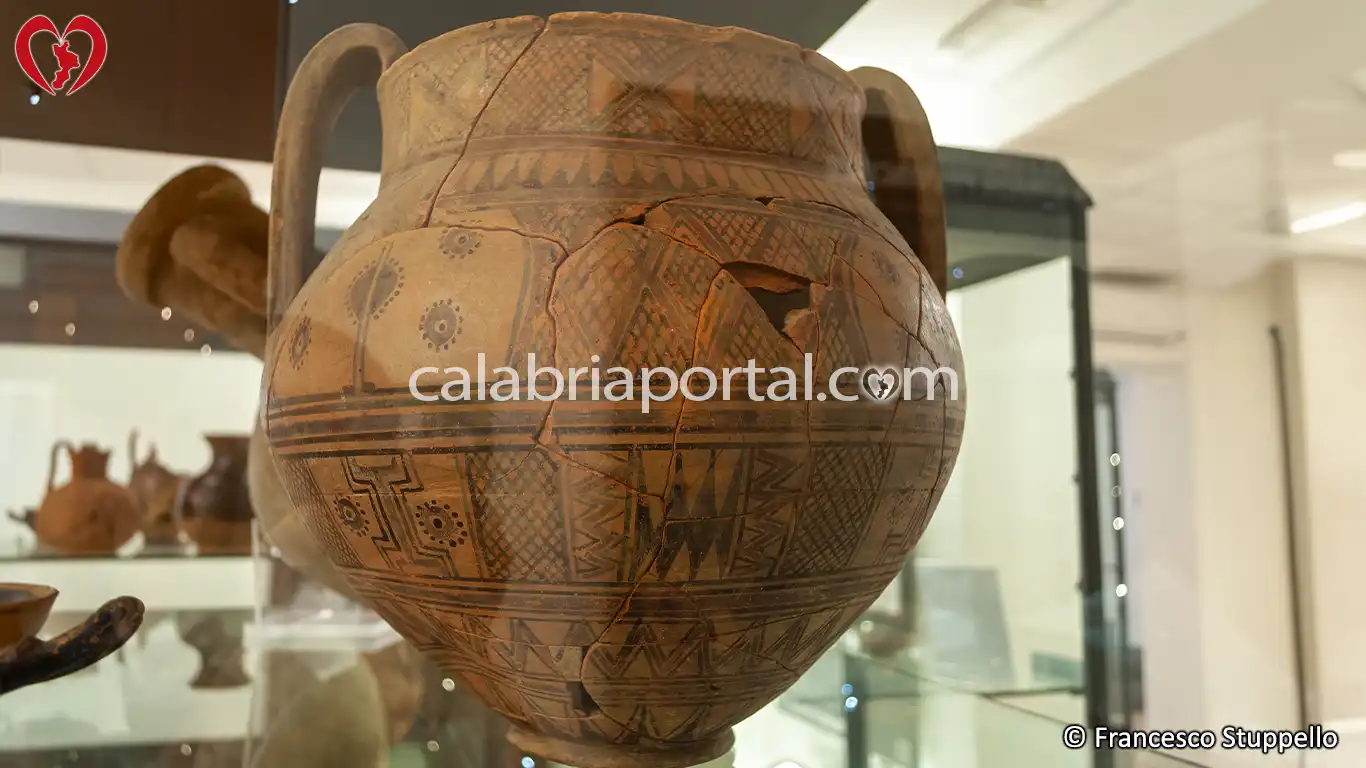 Cratere di tipo enotrio a decorazione geometrica
