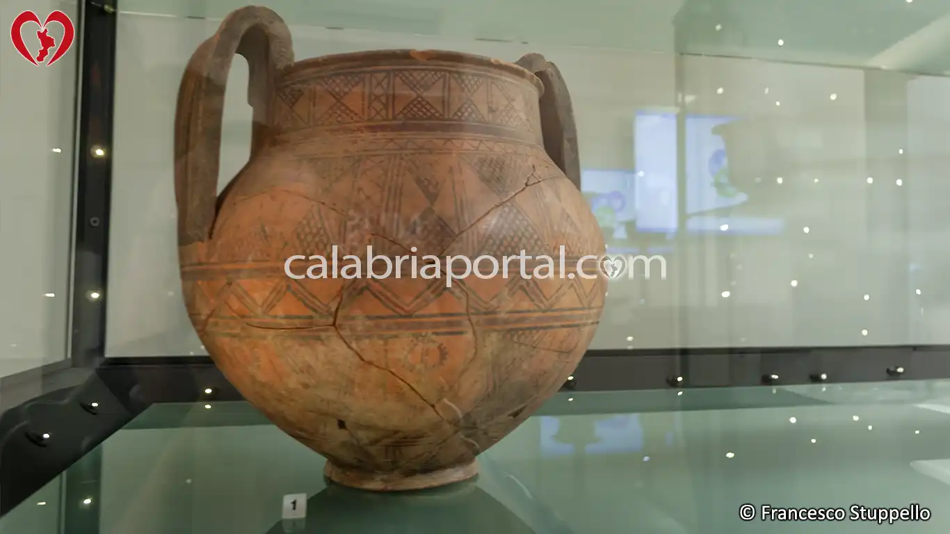 Cratere di tipo enotrio a decorazione geometrica bicroma (510-490 a.C.)