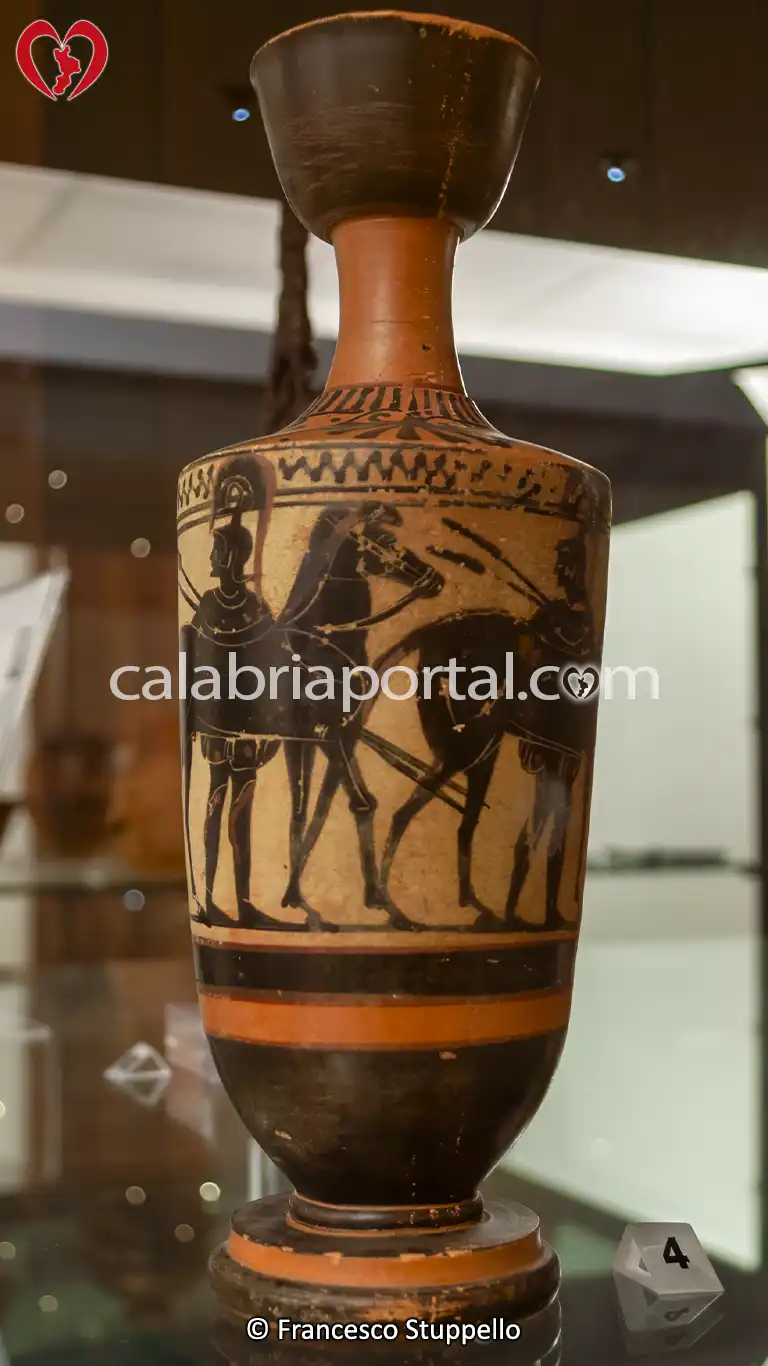 Lekythos attica a figure nere (510-490 a.C.), Tra due colonne due guerrieri stanti a fianco di cavalli