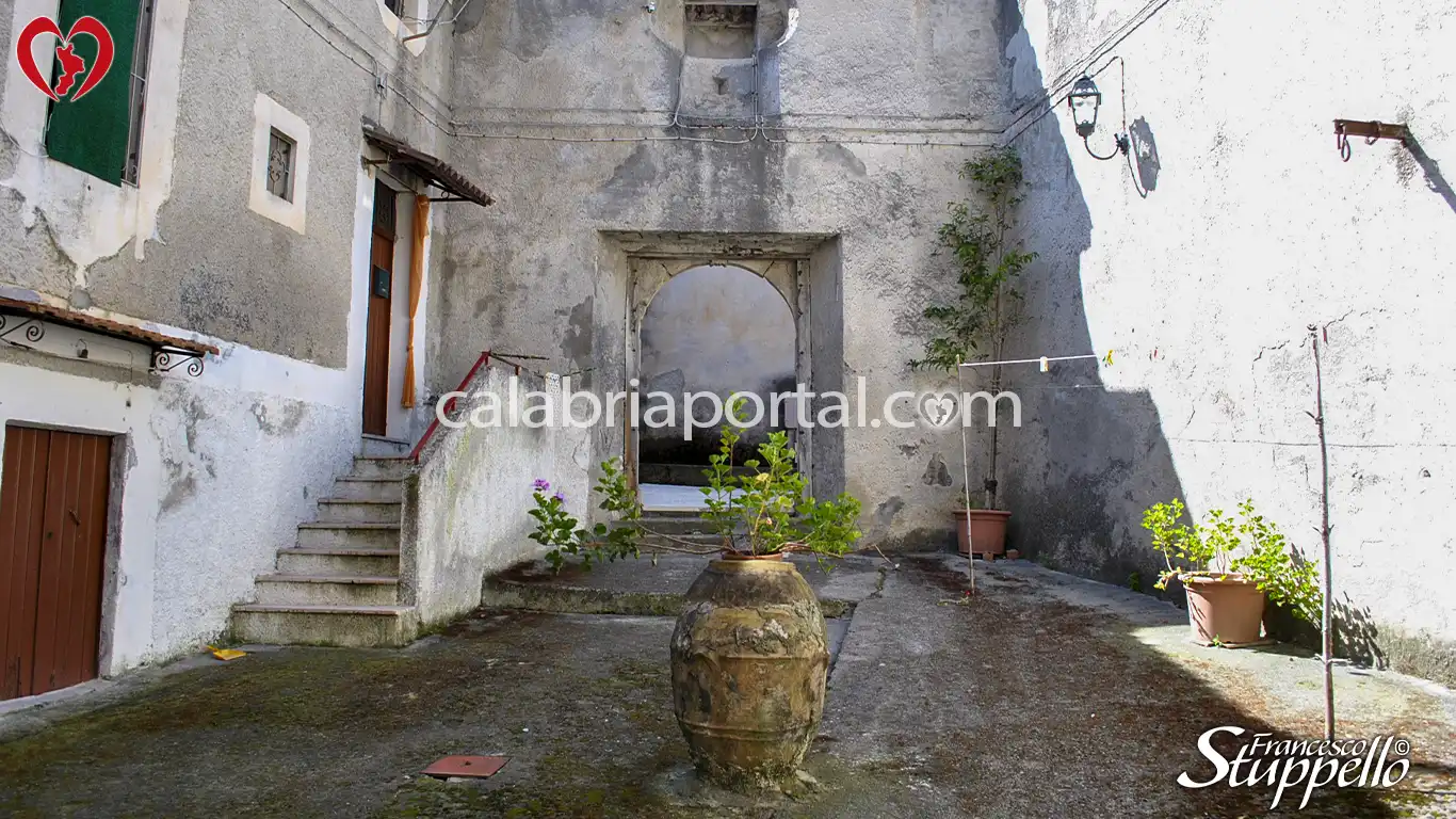 Cortile del Palazzo Lomonaco Melazzi a Tortora Cortile del Palazzo Lomonaco Melazzi a Tortora