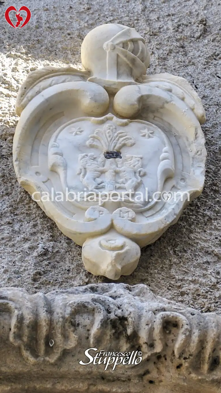 Stemma del Palazzo Lomonaco Melazzi a Tortora Stemma del Palazzo Lomonaco Melazzi a Tortora