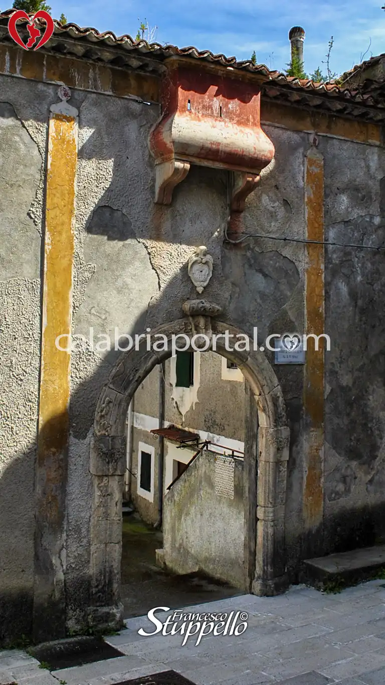 Ingresso del Palazzo Lomonaco Melazzi a Tortora Ingresso del Palazzo Lomonaco Melazzi a Tortora