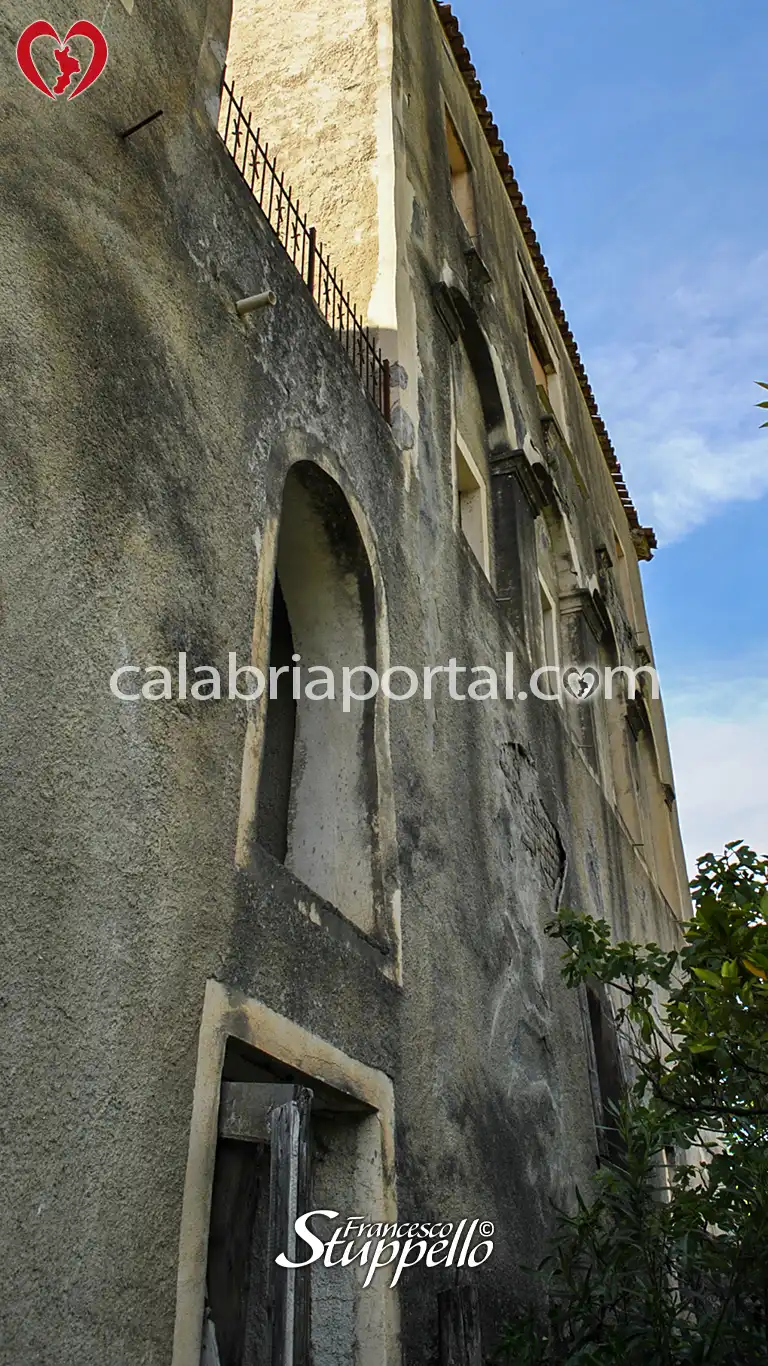 Affaccio sulla Valle della Fiumarella di Tortora del Palazzo Lomonaco Melazzi Affaccio sulla Valle della Fiumarella di Tortora del Palazzo Lomonaco Melazzi