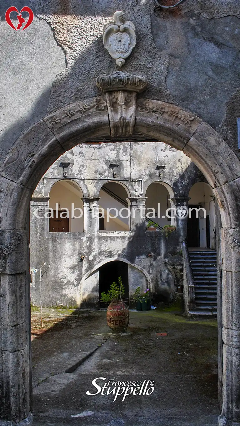 Portale del Palazzo Lomonaco Melazzi a Tortora Portale del Palazzo Lomonaco Melazzi a Tortora