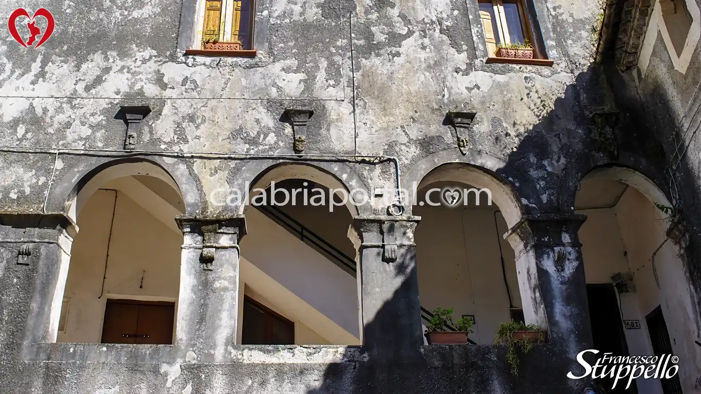 Loggiato del Palazzo Lomonaco Melazzi a Tortora Loggiato del Palazzo Lomonaco Melazzi a Tortora