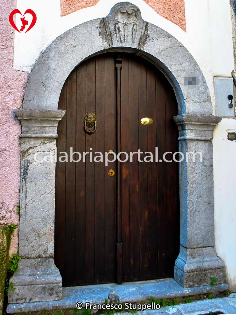 Portale Lapideo del Centro Storico di Tortora (CS) Portale Lapideo del Centro Storico di Tortora (CS)