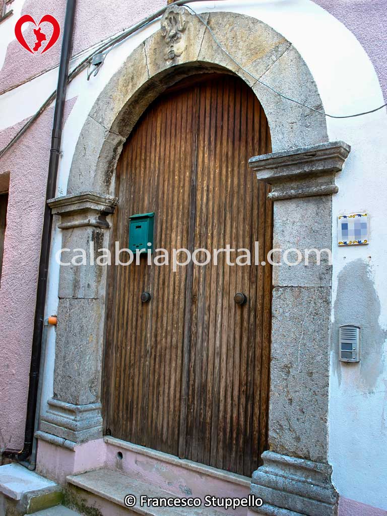 Portale Lapideo del Centro Storico di Tortora (CS) Portale Lapideo del Centro Storico di Tortora (CS)