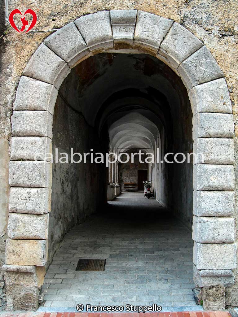 Portale Lapideo del Centro Storico di Tortora (CS) Portale Lapideo del Centro Storico di Tortora (CS)
